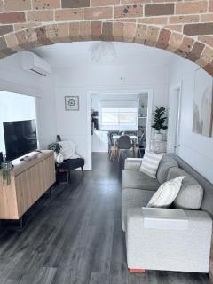 Coastal Vibes - Walk to beach, Marina, Cafes and Pubs - 7