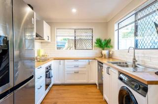 4Bed 2Bath in Capalaba Near Manly Habour, Shops & More - Capalaba - 1