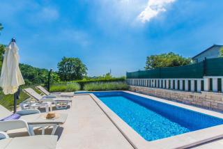 Villa Ritoša, a beautiful pool villa surrounded by greenery - 9