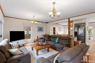 Sandy Bay Getaway w Spa 4 Bdr - Rhyll - 8