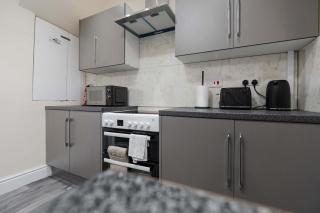 3 Bedroom House in Manchester with Free Parking - 3