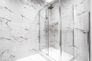 3 Bedroom House in Manchester with Free Parking - 1