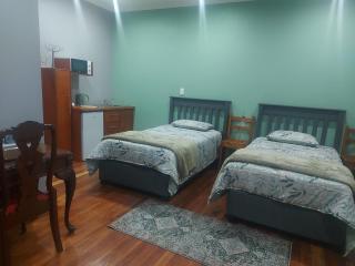 BEE-autiful Stay SC Garden Cottage - 1