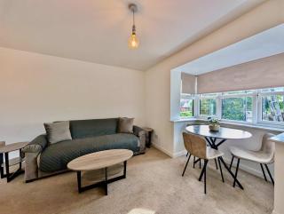 Charming and Modern 1-Bedroom Flat - 8