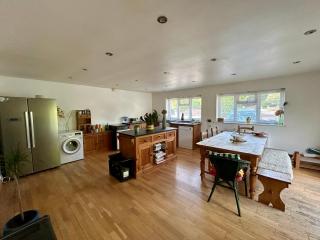 Spacious Village Retreat Near Brighton - 6