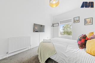 3BR Home in Glasgow Sleeps 6 with Parking - 1