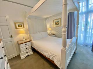 Come and join us ! 4 min walk to Beach, Pubs, Shops, Htd Pool, Hottub, Games room,Tranquil gds, BBQ, Beautiful, Bassets acre, JUST 6 Historic 1-3 bedroom holiday homes with Free Parking and WiFi - Portreath - 3