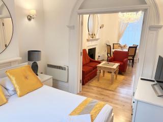 The Hyde Park One Bedroom Suite - 6