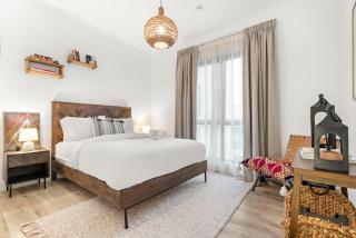 Dubai 2BR Pool View, Near Burj Khalifa, Canal & Attractions - 6