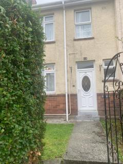 Room only guest accommodation, guest house self catering - Bangor - 0
