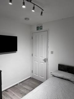 Lovely Double Room available, in shared house - 8