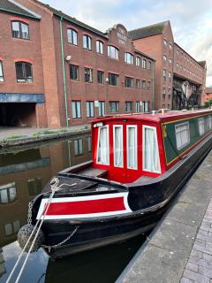 Enjoy city living in this one-bedroom flat, complete with a balcony and secure parking in Birmingham city center - 3