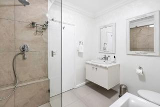 Coastal Comfort 2-Bedroom in Mouille Point - 6