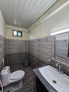 Top-Floor Stay with Mountain View, Khaira Gali, Murree - Khaira Gali - 3