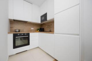Łucka Bright Apartment with Parking in Warsaw by Noclegi Renters - Varsovia - 7