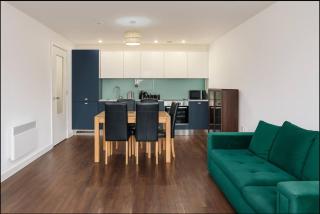 Modern 2 Bed Flat with parking Next to Basildon Station - 1