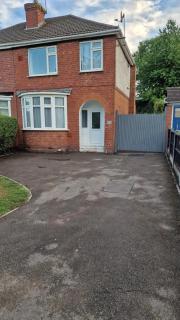 L & J ESCAPES-4 BEDROOMs SUITABLE FOR CONTRACTORS AND FAMILIES- LARGE PRIVATE PARKING-10 MINUTES TO M6 JUNCTION 9 - Coseley - 0