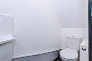 Spacious 4BR House, Sleeps 8, Parking, Full Kitchen, Ideal for Groups, family, contractors - Manchester - 3