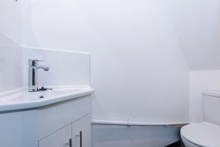 Spacious 4BR House, Sleeps 8, Parking, Full Kitchen, Ideal for Groups, family, contractors - Manchester - 2