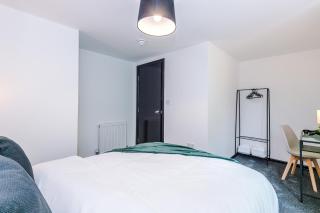 Spacious 4BR House, Sleeps 8, Parking, Full Kitchen, Ideal for Groups, family, contractors - Manchester - 1