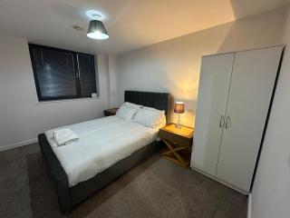 Modern 2 Bed Flat with parking Next to Basildon Station - 6