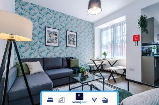 Spacious 4BR House, Sleeps 8, Parking, Full Kitchen, Ideal for Groups, family, contractors - Manchester - 0