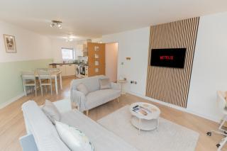 Modern Central 2-Bed, walk to train, Free Parking, Wifi & Netflix, workspace - Wolverhampton - 0