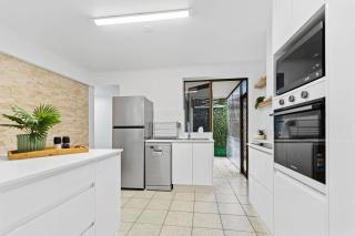 Rainforest & Reef Retreat - Esplanade Ground-Floor Apartment - Cairns North - 1