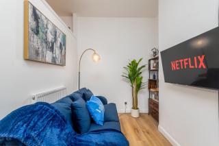 Modern 900Mbps Wi-Fi Workspace Near Coventry City Centre and Coventry University Free Parking Sleeps 5 and Games - 5