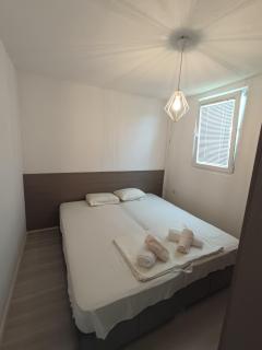 Serenity Apartment By The Lake - 0