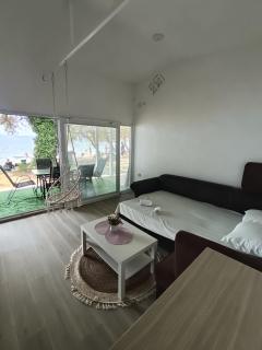 Serenity Apartment By The Lake - 8