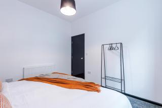 Large 4BR House, Sleeps 8, Parking, Full Kitchen, Ideal for Groups, family, contractors - 8