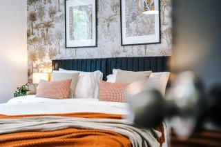 Large 4BR House, Sleeps 8, Parking, Full Kitchen, Ideal for Groups, family, contractors - 4