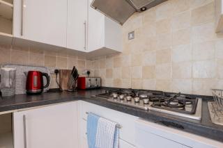 Huge 4 BR, 30s to Tube, 3 Bath & Gym Gear - 1