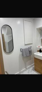 Lavish Filey Town Centre Apartment SKY 70inch TV Sleeps Up to 4 GREAT LOCATION - 1