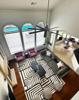 Luxury 6BR Retreat Pool Hot Tub Cinema & Game Room - Haltom City - 8