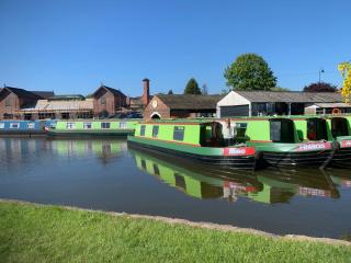 Stone - Boat - Sleeps 2 - Pet Friiendly- 85ws - 0