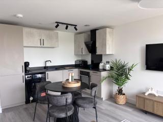 The Sloop by Grandeur Property - Poole - 0