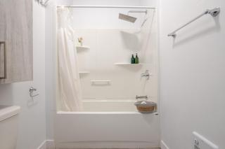 Bright and Beautiful 3 Bedroom in Griffintown - Montréal - 4
