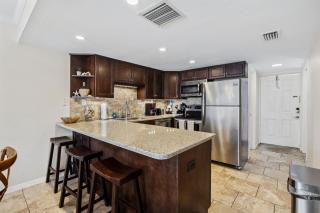 Walk to Beach, Pool & Flagler! Relaxed Condo w/ Balcony & Full Kitchen - New Smyrna Beach - 7