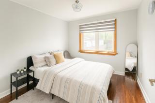 Newly Renovated Modern 3BR North York Bungalow with Patio! Close to Rogers Stadium, TTC Subway Access, Perfect for Family Travel, Group Trips or Work Stays! - Toronto - 5