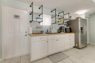 6 Mi to Riviera Beach WPB Retreat with Pool Access! - 8