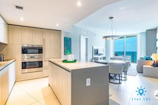 Hollywood Oceanfront Apt - 2
