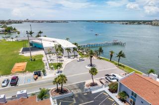 Cozy 2BR Madeira Home near Beach with Pool & Gym - 6