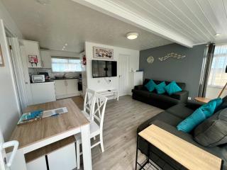 Beach Cottage 44, Just Minutes Walk From The Sea - Westward Ho - 8
