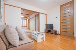 Extra Spacious 5minute walk from subway 4 bedrooms2 bathrooms 2 showers Direct access from airport Children's items available Parking available - 4