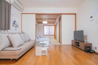 Extra Spacious 5minute walk from subway 4 bedrooms2 bathrooms 2 showers Direct access from airport Children's items available Parking available - 1