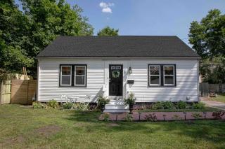 Four Bedroom Charming Downtown Cape - 0