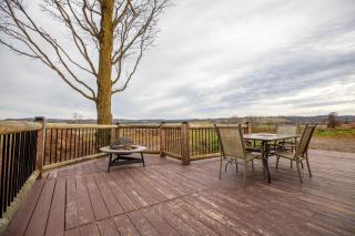 Cabin Getaway - Hot Tub, Scenic Views, Hiking - 0