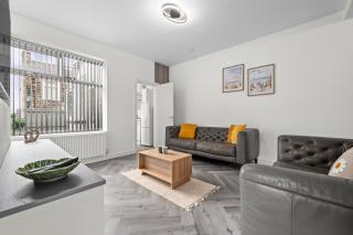Modern Home Heart Of Harle Syke - 7
